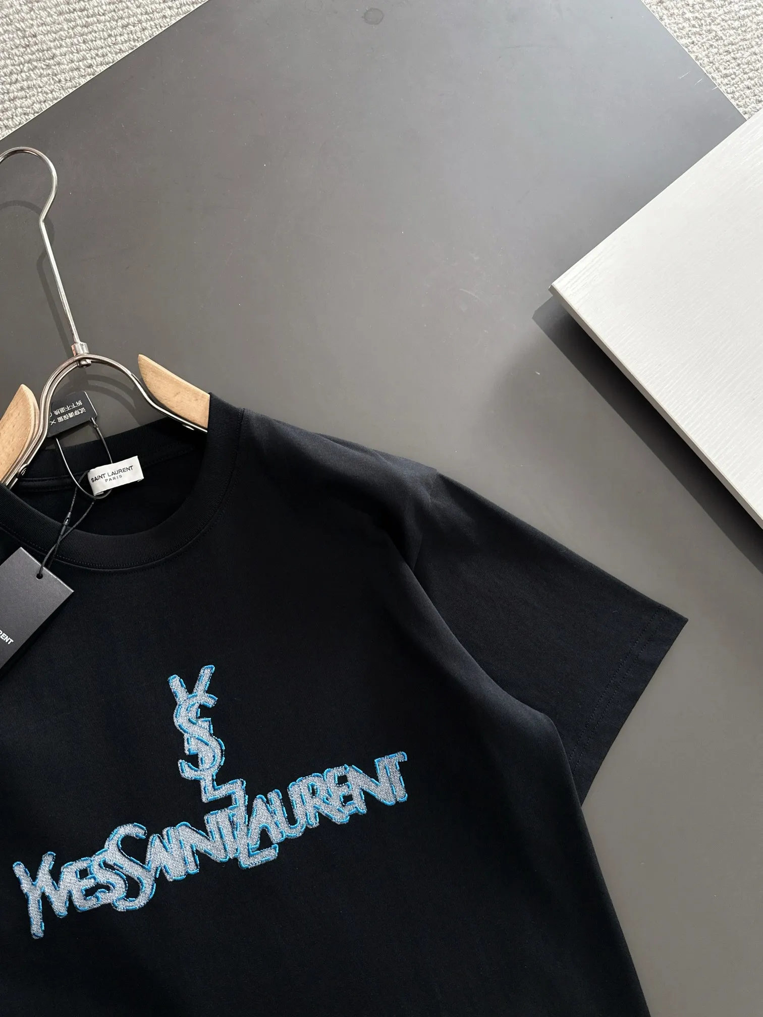 SAINTLAURENT Yves Saint Laurent* 2꯭0꯭2꯭5 new spring and summer models ❤️ P230 original ⌚️ high version Saint Laurent ysl The fabric is made of 280 grams of high-density pure cotton, does not deform and does not shrink. Process introduction: double-thread movement, the front panel is printed with a double bottom + imported Behringer movement embroidery, full of three-dimensionality Color: black SIZE: S-XXL